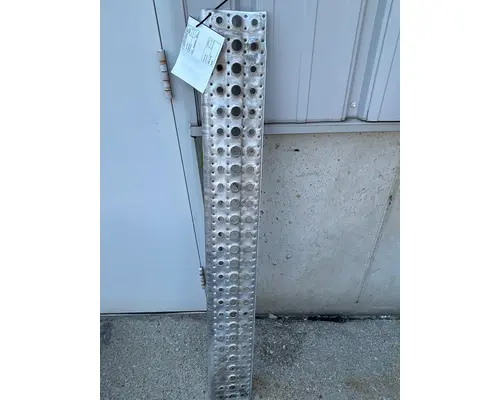 FREIGHTLINER Cascadia Step