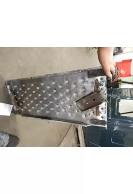 FREIGHTLINER Cascadia Step