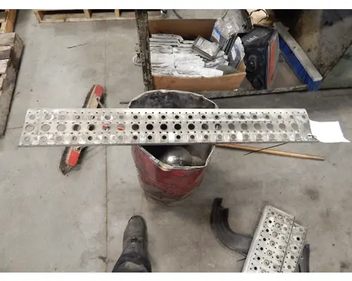 FREIGHTLINER Cascadia Step