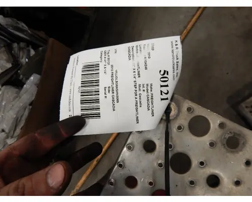 FREIGHTLINER Cascadia Step