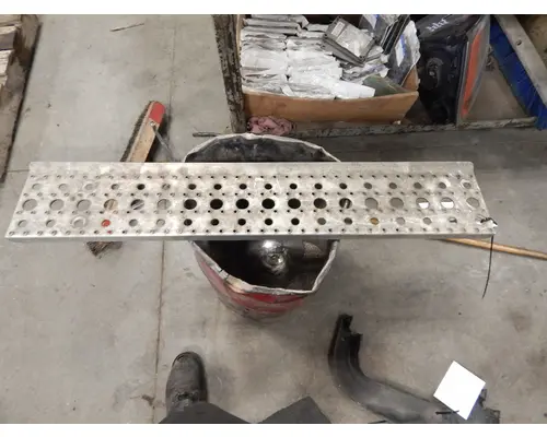 FREIGHTLINER Cascadia Step