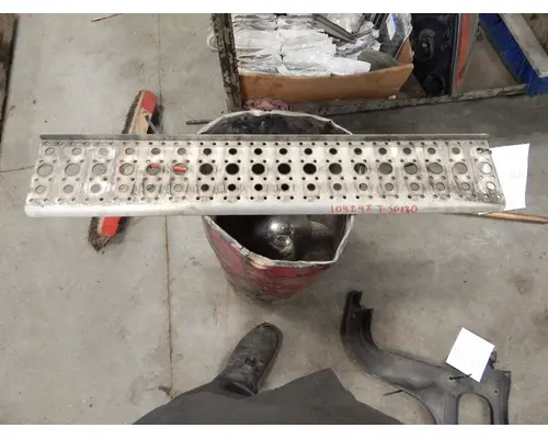 FREIGHTLINER Cascadia Step