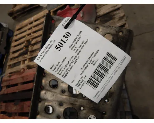 FREIGHTLINER Cascadia Step