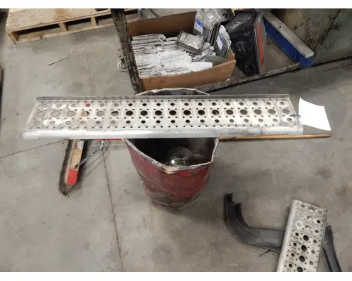 FREIGHTLINER Cascadia Step