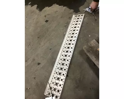 FREIGHTLINER Cascadia Step