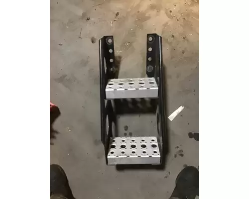 FREIGHTLINER Cascadia Step