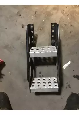 FREIGHTLINER Cascadia Step