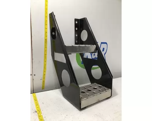 FREIGHTLINER Cascadia Step
