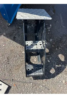 FREIGHTLINER Cascadia Step