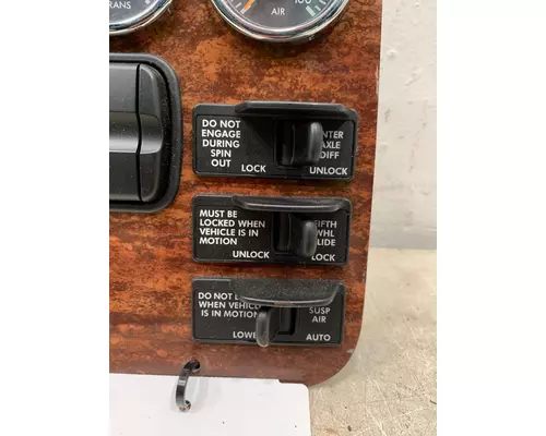 FREIGHTLINER Cascadia Switch Panel