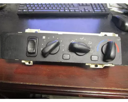 FREIGHTLINER Columbia-Cab_A22-54708-213 AC Control