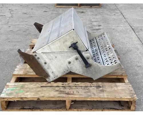 FREIGHTLINER Columbia Battery Box