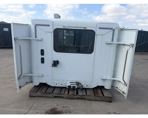 FREIGHTLINER Columbia Cab