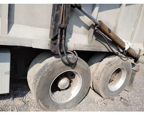 FREIGHTLINER FL112 Complete Vehicle