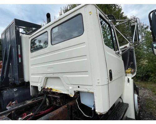 FREIGHTLINER FL80 Cab