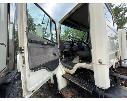 FREIGHTLINER FL80 Cab