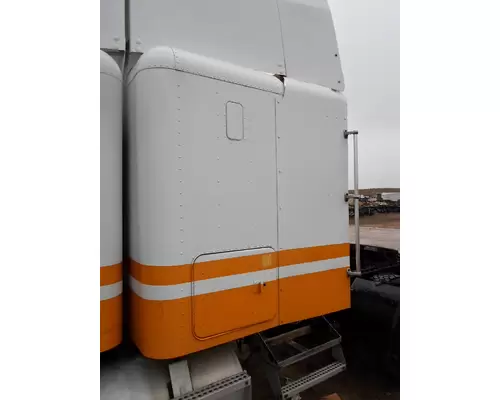 FREIGHTLINER FLC Cab Clip