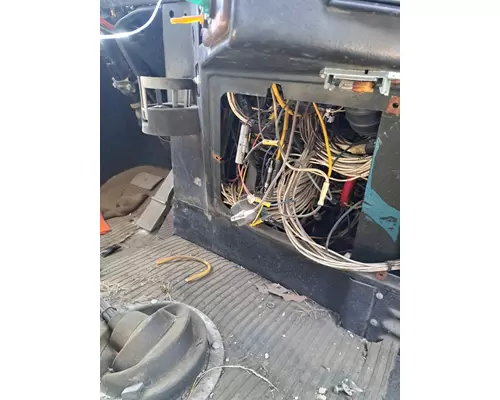 FREIGHTLINER FLC Cab