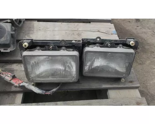 FREIGHTLINER FLD112 SD HEADLAMP ASSEMBLY
