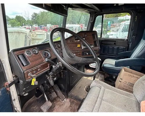 FREIGHTLINER FLD112 Cab