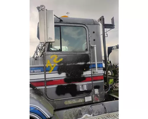 FREIGHTLINER FLD112 Cab