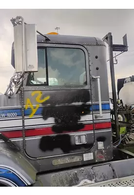 FREIGHTLINER FLD112 Cab