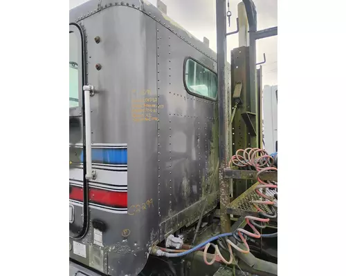 FREIGHTLINER FLD112 Cab