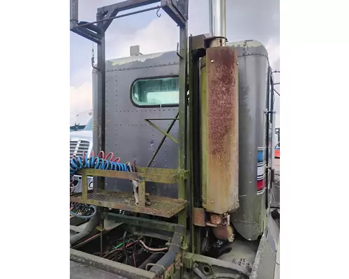 FREIGHTLINER FLD112 Cab