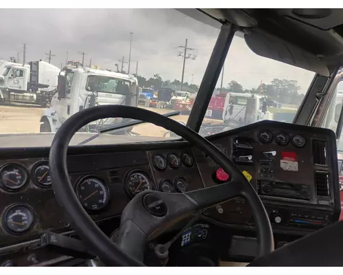 FREIGHTLINER FLD112 Cab