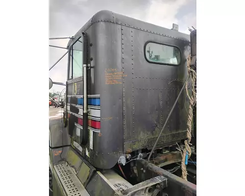 FREIGHTLINER FLD112 Cab