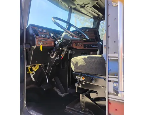 FREIGHTLINER FLD112 Complete Vehicle