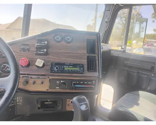 FREIGHTLINER FLD112 Complete Vehicle