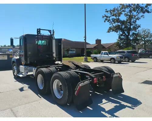 FREIGHTLINER FLD112 Complete Vehicle