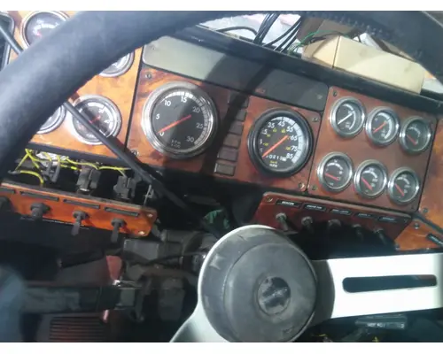 FREIGHTLINER FLD120 SD GAUGE CLUSTER