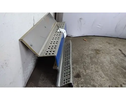 FREIGHTLINER FLD120 CAB SKIRTSIDE FAIRING