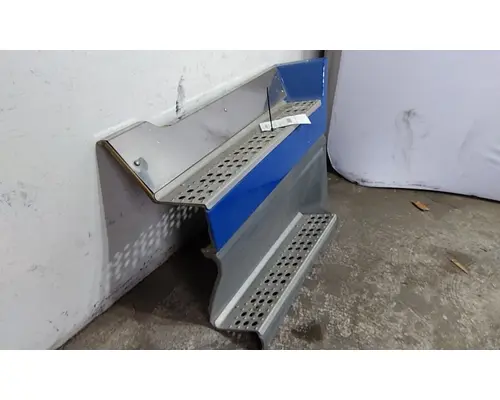 FREIGHTLINER FLD120 CAB SKIRTSIDE FAIRING