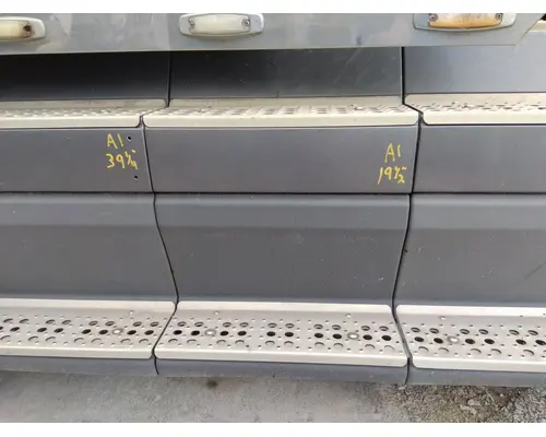 FREIGHTLINER FLD120 CAB SKIRTSIDE FAIRING