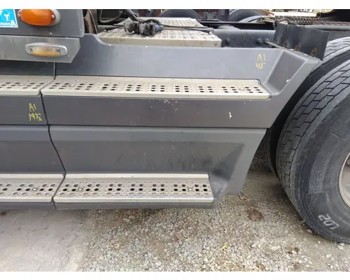 FREIGHTLINER FLD120 CAB SKIRTSIDE FAIRING