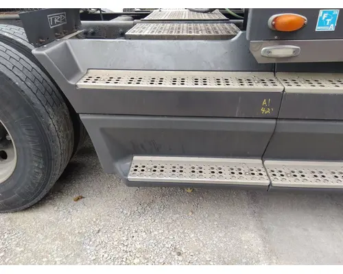 FREIGHTLINER FLD120 CAB SKIRTSIDE FAIRING