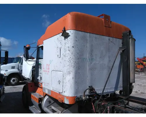 FREIGHTLINER FLD120 CAB