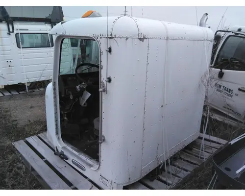 FREIGHTLINER FLD120 CAB