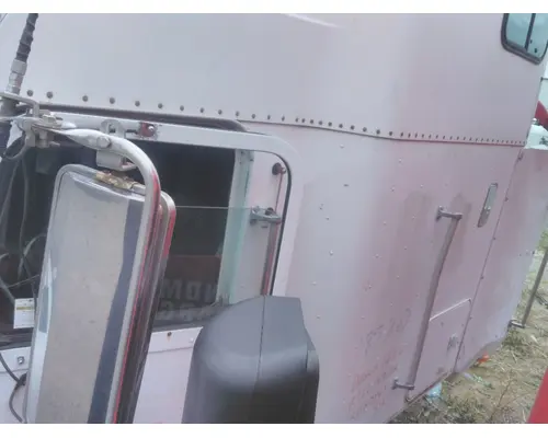 FREIGHTLINER FLD120 CAB