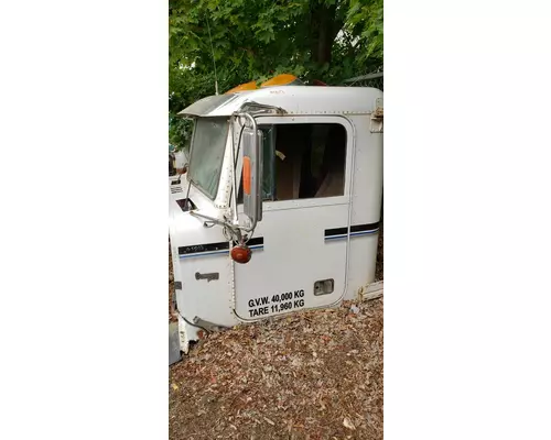 FREIGHTLINER FLD120 Cab