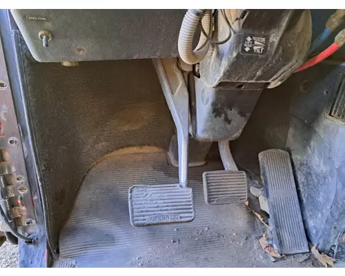 FREIGHTLINER FLD120 Cab