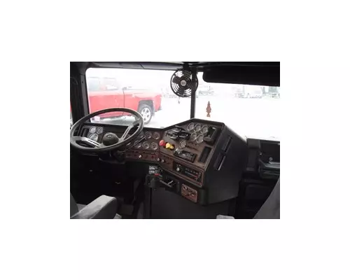 FREIGHTLINER FLD120 Cab