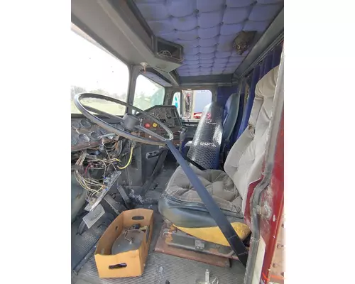 FREIGHTLINER FLD120 Complete Vehicle