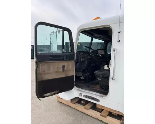 FREIGHTLINER FLD Cab