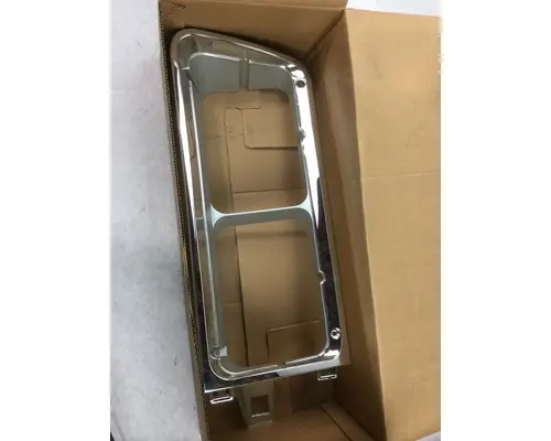 FREIGHTLINER FLD HEADLAMP BEZEL
