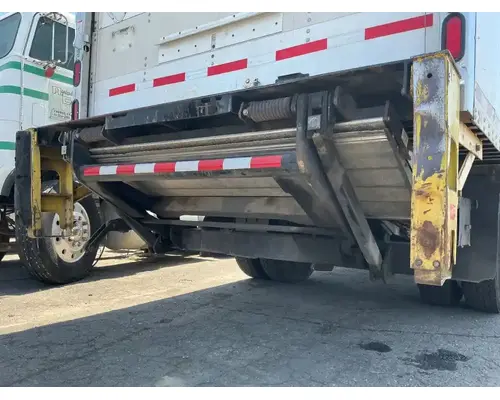 FREIGHTLINER M2 106 Body  Bed