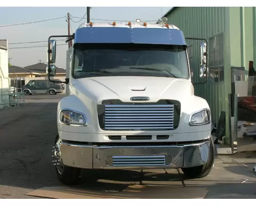 FREIGHTLINER M2 106 CAB CLIP
